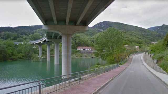 Un puente en la C-16 en Cercs, desde donde se habría precipitado el escalador / GOOGLE MAPS