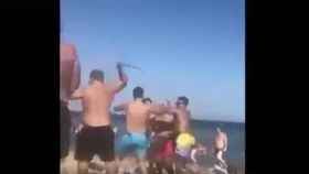 Pelea a puñetazos y con palos en la playa de la Barceloneta / CG