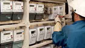 Un operario instala unos contadores de la luz, cuya potencia contratada podría generar un ahorro de hasta 40 euros mensuales / CG