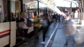 Un tren de Rodalies de Barcelona con pasajeros subiendo a los vagones / CG