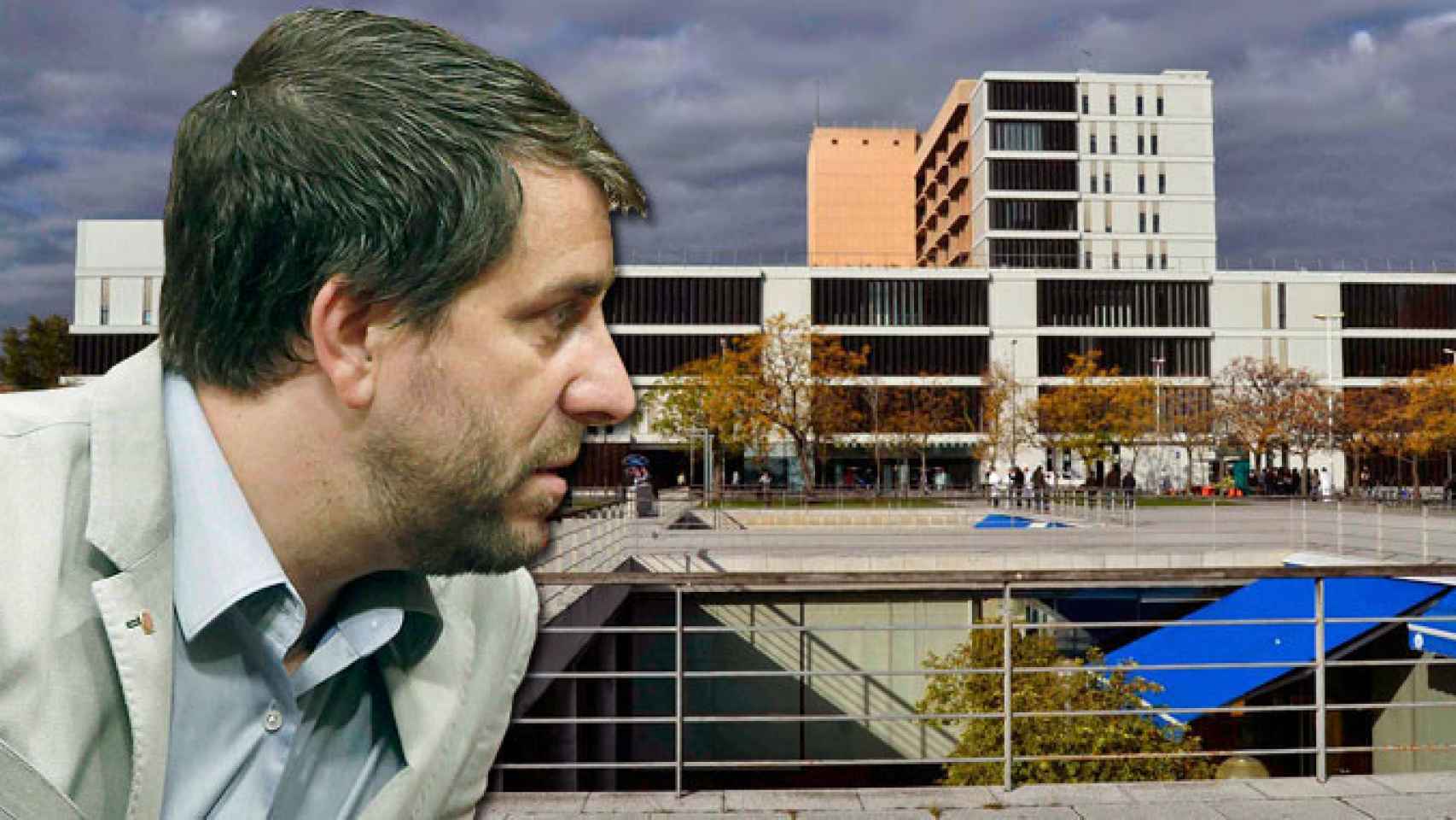 El consejero de Salud, Toni Comín, ante la vista de la fachada de la Corporación Sanitaria Parc Taulí de Sabadell / FOTOMONTAJE CG