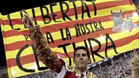 El torero Serafín Marín saluda a los asistentes a una corrida con una bandera catalana detrás / CG