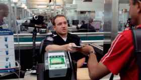 Un trabajador de Estados Unidos revisa un visado.