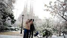 Dos turistas inmortalizan la imagen infrecuente de la Sagrada Família nevada en 2010.