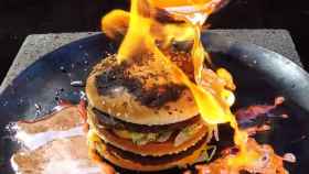 'Molten Copper vs Big Mac', el vídeo viral de la hamburguesa que se resiste a arder.