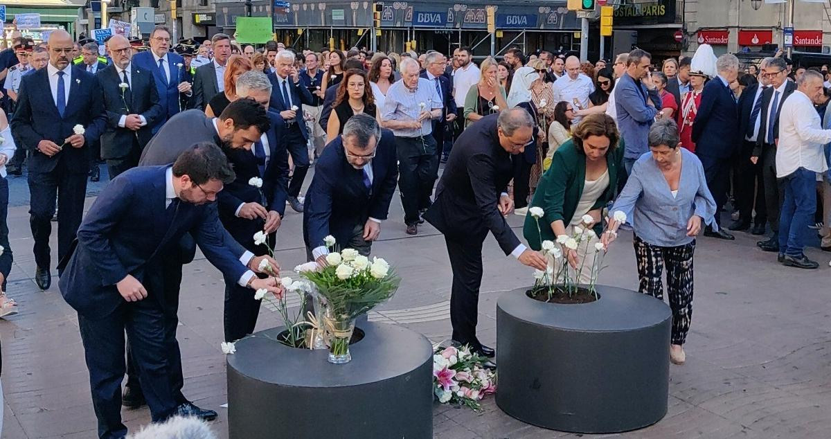 Autoridades en la ofrenda floral en La Rambla en un acto de homenaje a las víctimas por el 17A / EP
