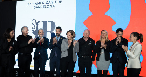 Grand Dalton (4d), CEO de la Copa América, con las autoridades en la presentación de la carrera en Barcelona / EP