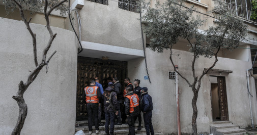  Policías palestinos y funcionarios de pruebas criminales de las Fuerzas de Defensa Civil inspeccionan un apartamento quemado en el tercer piso del edificio en el este del campo de refugiados de Jabaliya, en la Franja de Gaza / EFE