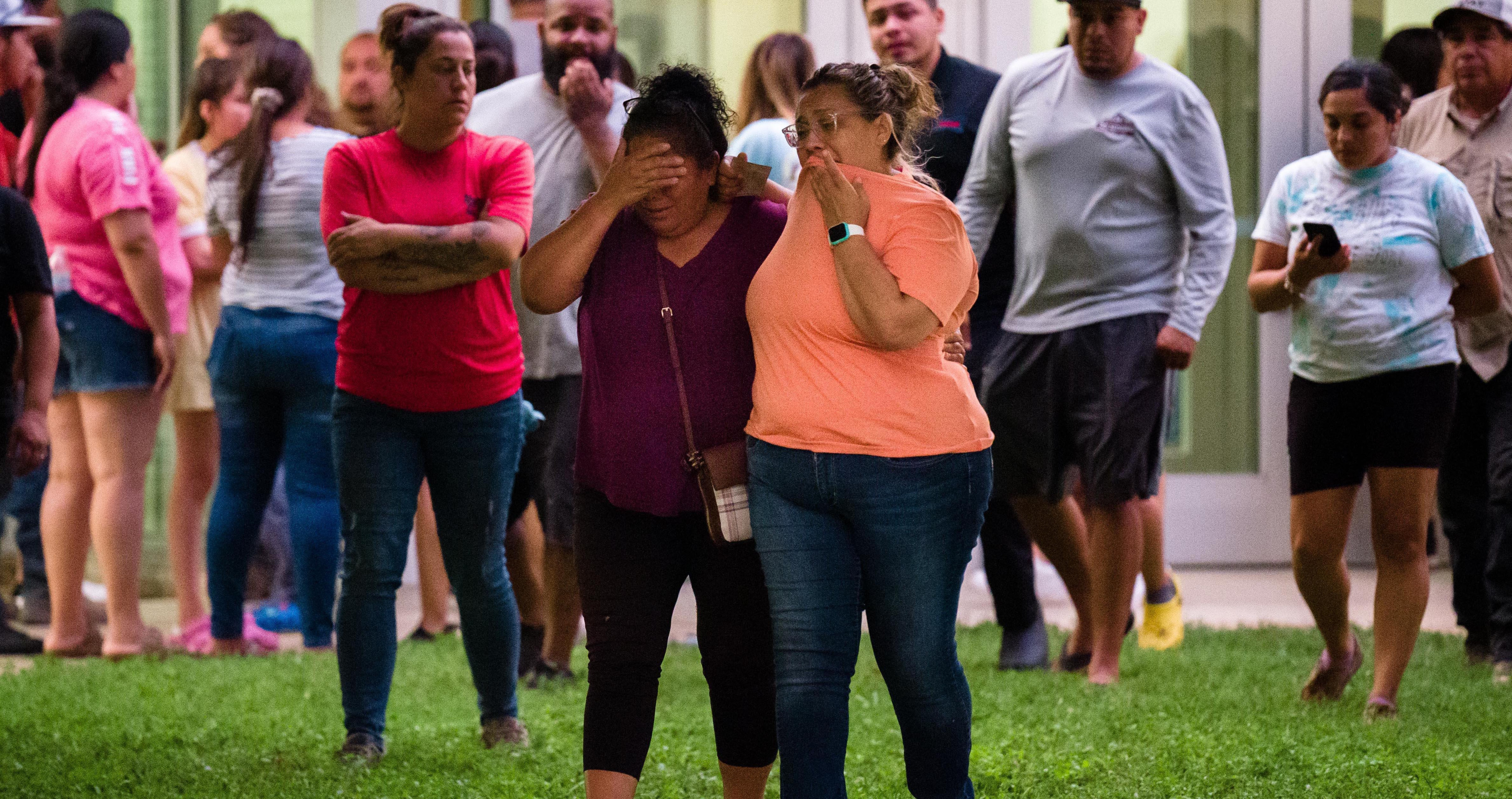 Dos mujeres esperan noticias de lo ocurrido en la escuela primaria de Uvalde, Texas / EP