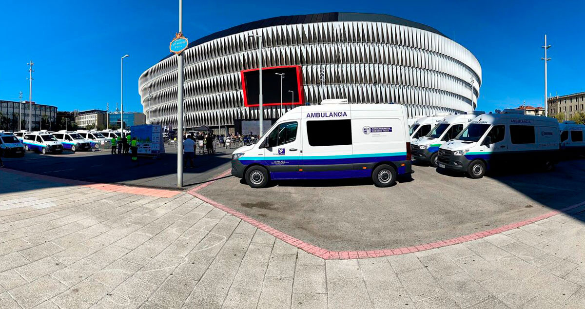 Imagen de ambulancias de La Pau ante el estadio de San Mamés, en Bilbao / Cedida