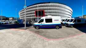 Imagen de ambulancias de La Pau ante el estadio de San Mamés, en Bilbao / Cedida