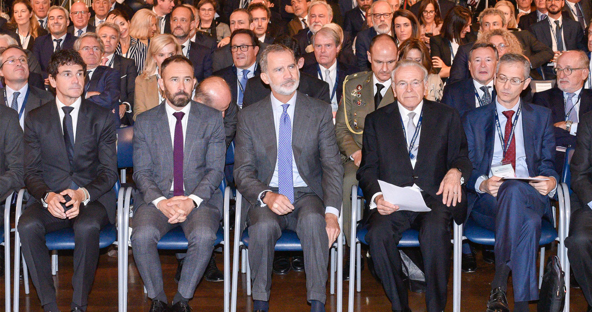 El rey Felipe VI (centro), junto al presidente de la Fundación Bancaria 'la Caixa' y de CEDE, Isidro Fainé (d). Giró fue el gran ausente / CEDE