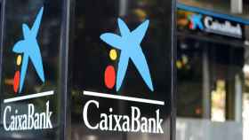 Logo de Caixabank junto a una de sus sucursales / EUROPA PRESS