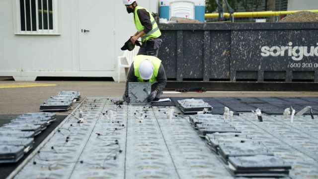 Dos operarios colocan las placas del pavimento solar en las Glòries / AYUNTAMIENTO DE BARCELONA