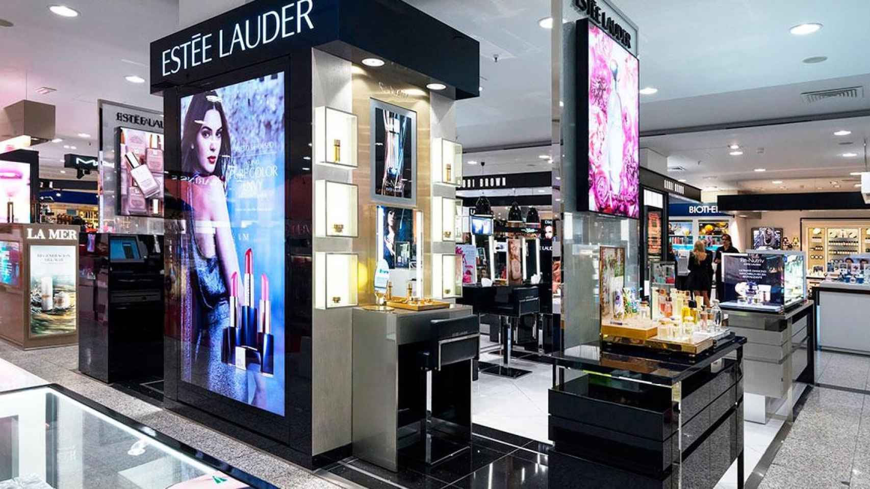 Un estand de Estée Lauder en un centro comercial / CG