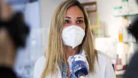 La farmacéutica de Madrid Beatriz Escolar explica sus preocupaciones sobre la distribución de mascarillas / EFE