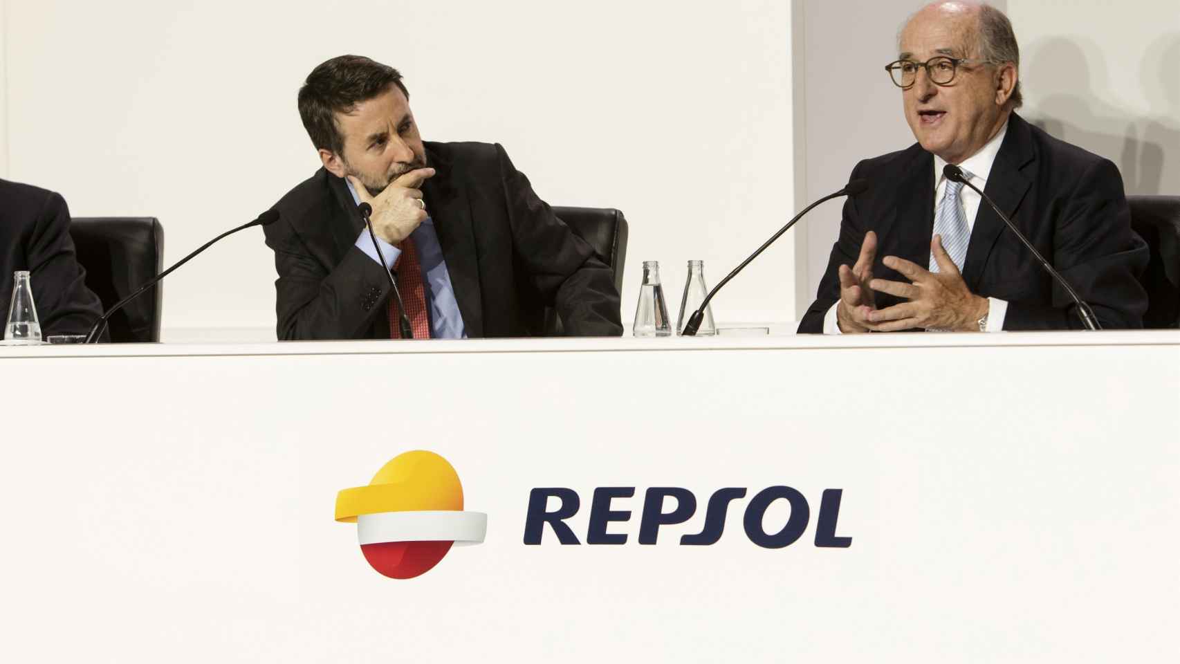 Josu Jon Imaz, consejero delegado de Repsol (izq.), y Antonio Brufau, presidente, en la junta de accionistas de la compañía / EP