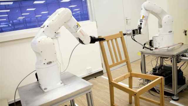 Robot construyendo una silla de Ikea / PIXABAY