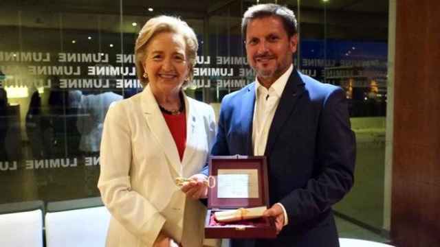 Laura Roigé entrega la Clau d'Or a Josep Andreu por su gestión del Puerto de Tarragona / CAMBRA DE TARRAGONA