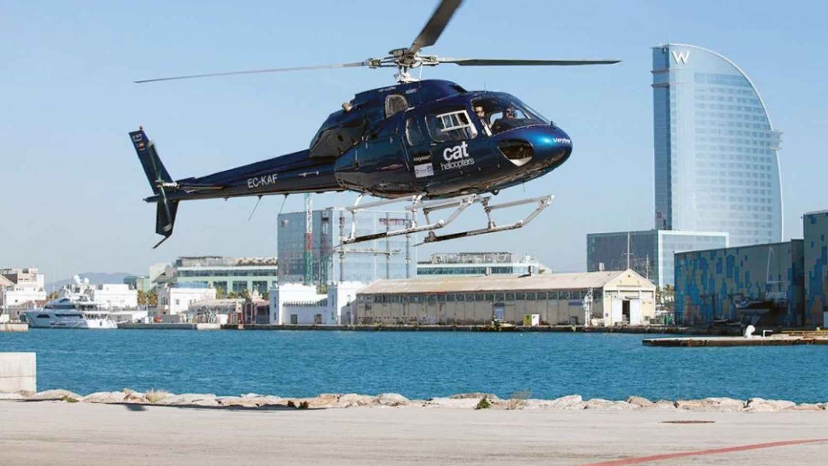 Un helicóptero de Cat Helicòpters aterriza en Barcelona, en una imagen de archivo / CAT HELICÒPTERS