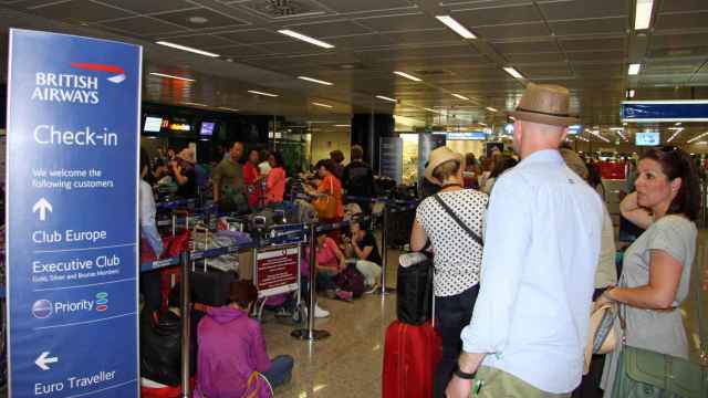 Pasajeros afectados por el fallo informático de British Airways que ha causado cancelaciones y retrasos en aeropuertos británicos / EFE