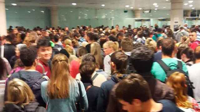 Colas en el control de pasaportes del aeropuerto de Barcelona-El Prat / CG