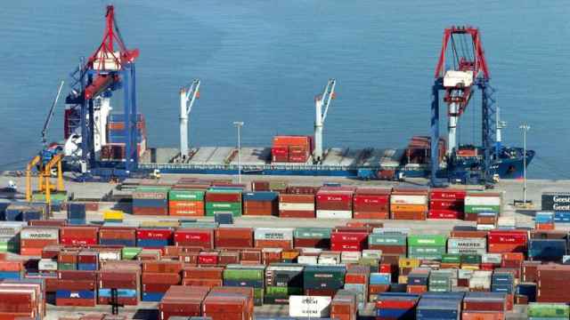Imagen de un puerto con mercancías preparadas para la exportación / CG