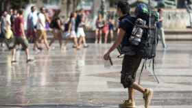 Un turista con mochila pasea por el centro de Valencia ciudad este verano / EFE