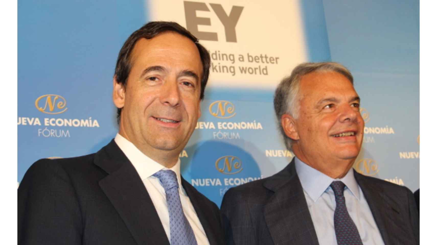 Gonzalo Gortázar, consejero delegado de Caixabank (i), junto al presidente de Mutua Madrileña, Ignacio Garralda (d) / EFE