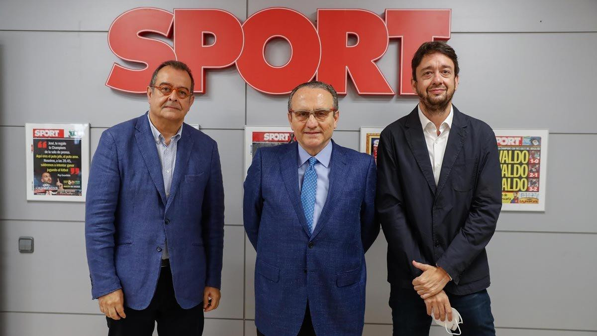 Albert Sáez, Javier Moll y Ernest Folch en la redacción del 'Sport' el día que el primero de ellos asumió la dirección del diario deportivo