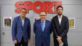Albert Sáez, Javier Moll y Ernest Folch en la redacción del 'Sport' el día que el primero de ellos asumió la dirección del diario deportivo