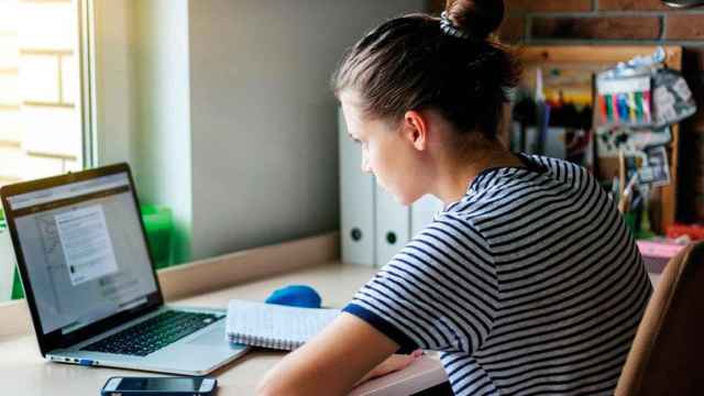 Una estudiante haciendo prácticas online. Smowl / EP