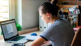 Una estudiante haciendo prácticas online. Smowl / EP