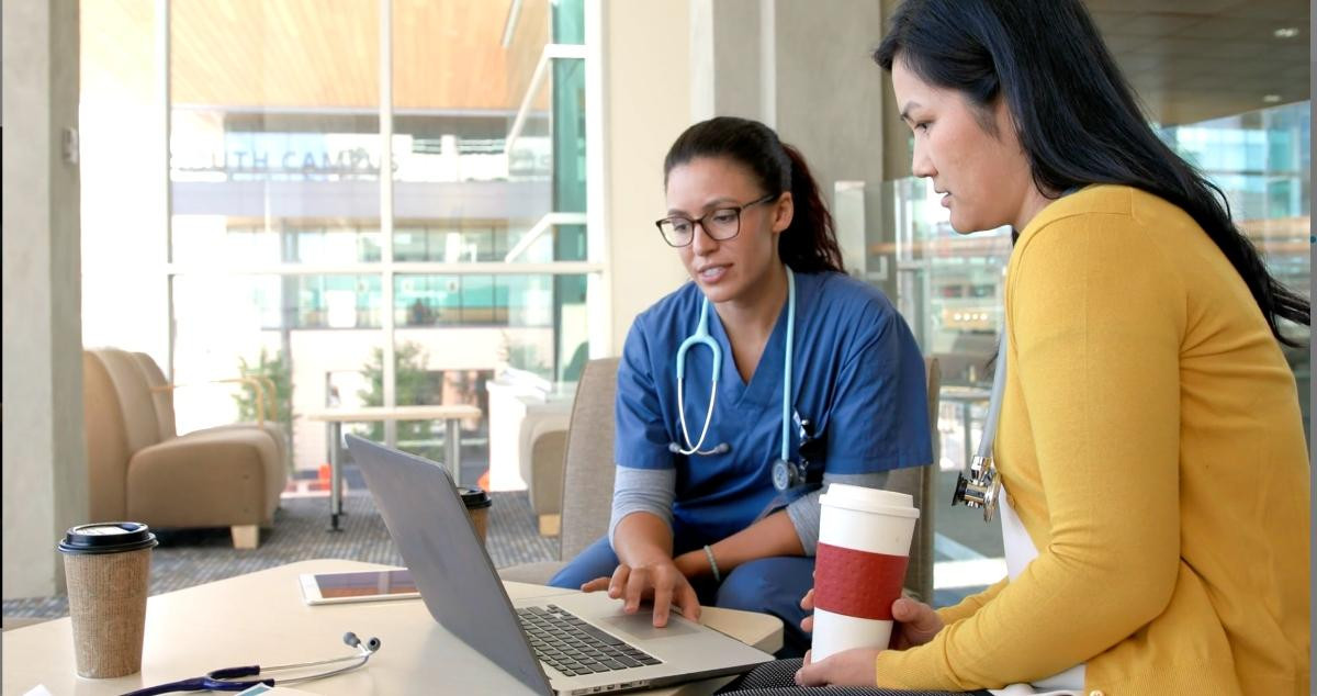Una doctora le explica a una paciente cómo funciona la telemedicina y las visitas virtuales / TELADOC HEALTH