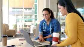 Una doctora le explica a una paciente cómo funciona la telemedicina y las visitas virtuales / TELADOC HEALTH