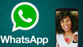 El logo de WhatsApp junto a un móvil que usa la nueva función de la aplicación / CG