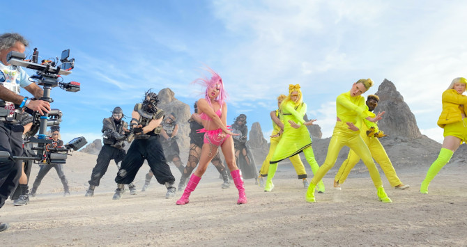 Lady Gaga bailando su nuevo single 'Stupid Love', desde detrás de las cámaras / APPLE