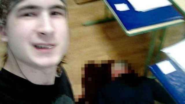 El joven mató a su profesor y se hizo un selfie con él