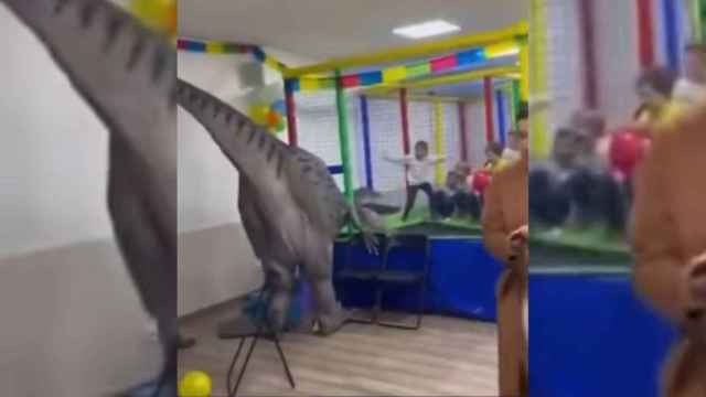 Un dinosaurio asusta a unos niños / REDES