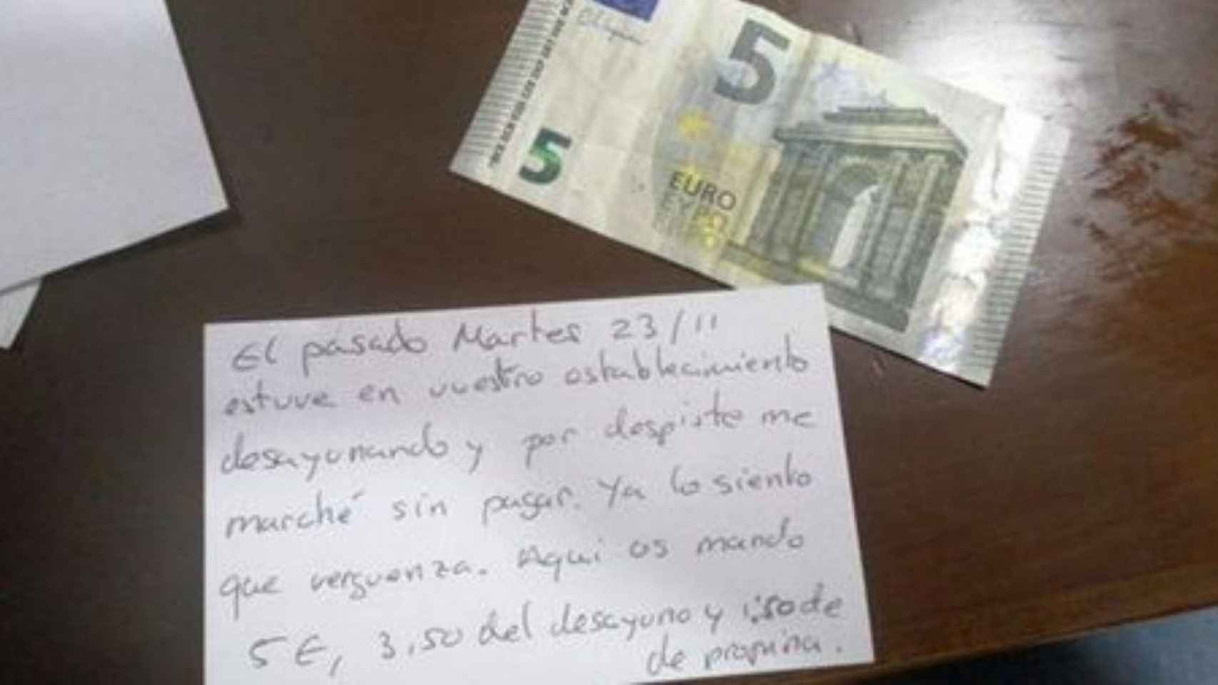 La nota y la propina que dejó un peregrino en un bar de La Coruña / LA VOZ DE GALICIA