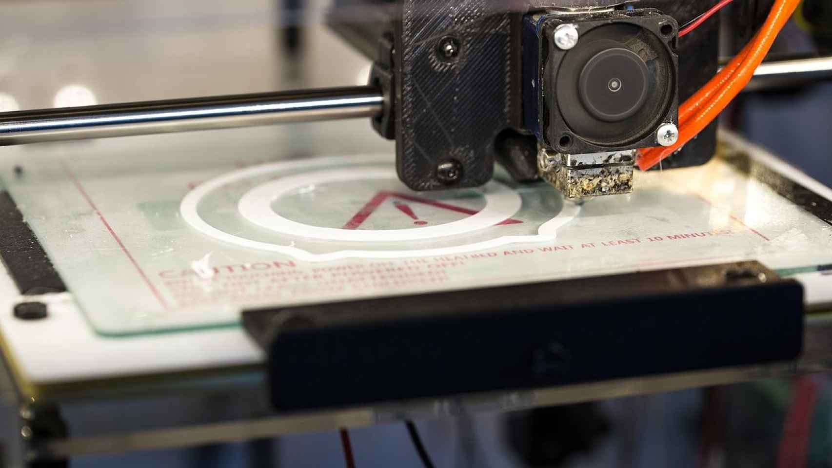 Una impresora 3D como la que imprimió la prótesis de la mujer con cáncer / PIXABAY