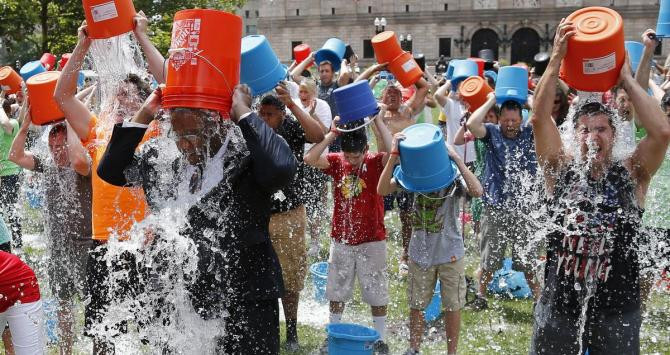 Grupo de personas haciendo un 'Ice bucket challenge' / ASSOCIATED PRESS
