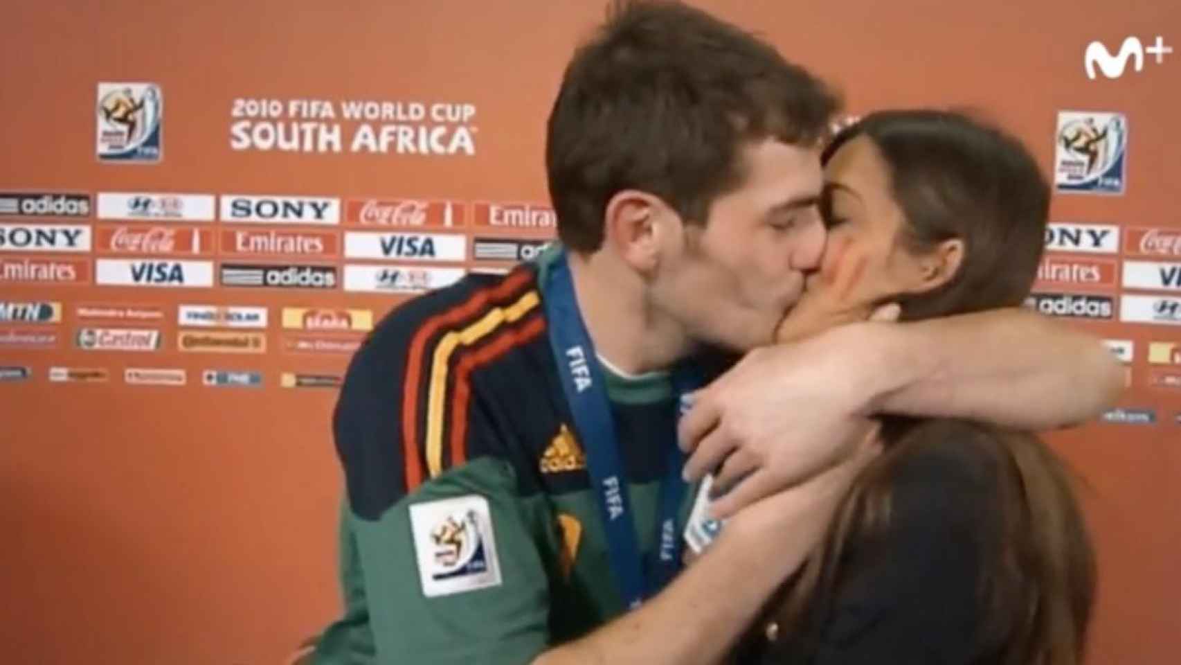 Momento del beso entre Iker Casillas y Sara Carbonero en el mundial / MOVISTAR+