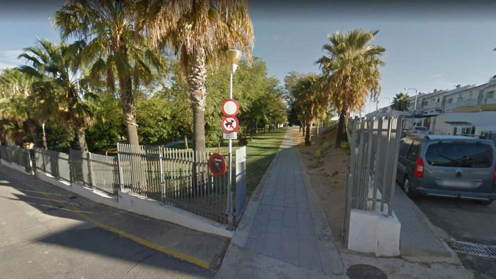 El parque de Beas donde el niño agredió a la niña / Google Maps