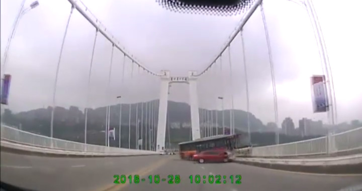Momento en el que el autobús cae al río en China / CG