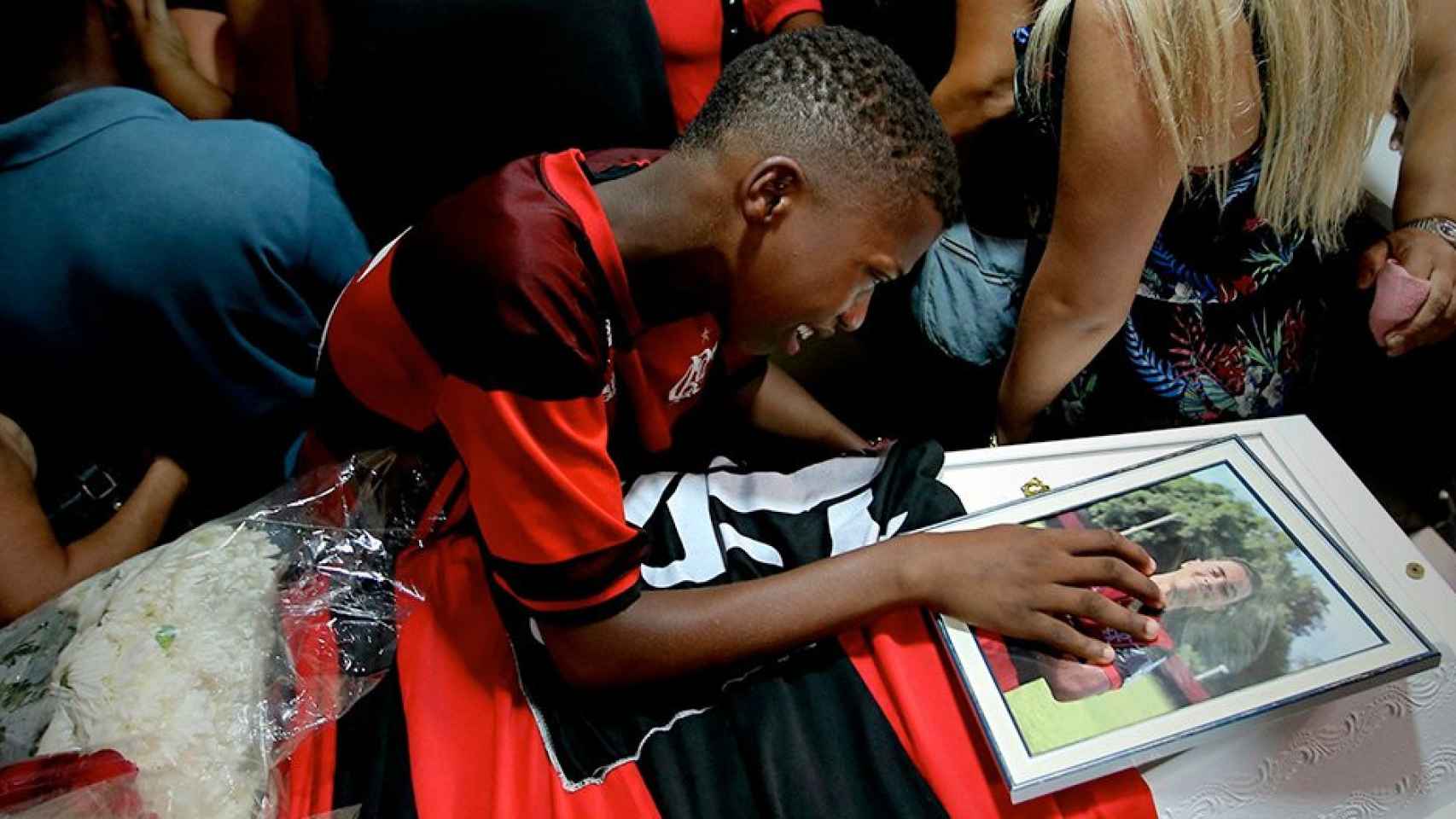 Vinicius Vital llora durante el funeral de su amigo Arthur Vinicius, uno de los diez jóvenes futbolistas que perdieron la vida en el incendio en las instalaciones del Flamengo / EFE
