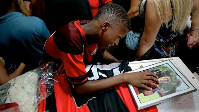 Vinicius Vital llora durante el funeral de su amigo Arthur Vinicius, uno de los diez jóvenes futbolistas que perdieron la vida en el incendio en las instalaciones del Flamengo / EFE