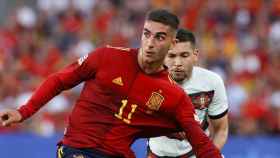 Ferran Torres, protegiendo el balón, en el partido de la selección española contra Portugal / EFE