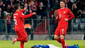 Robert Lewandowski y Thiago Alcántara, celebrando un gol con el Bayern / EFE