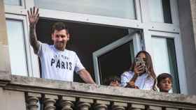 Leo Messi saluda desde el balcón del hotel